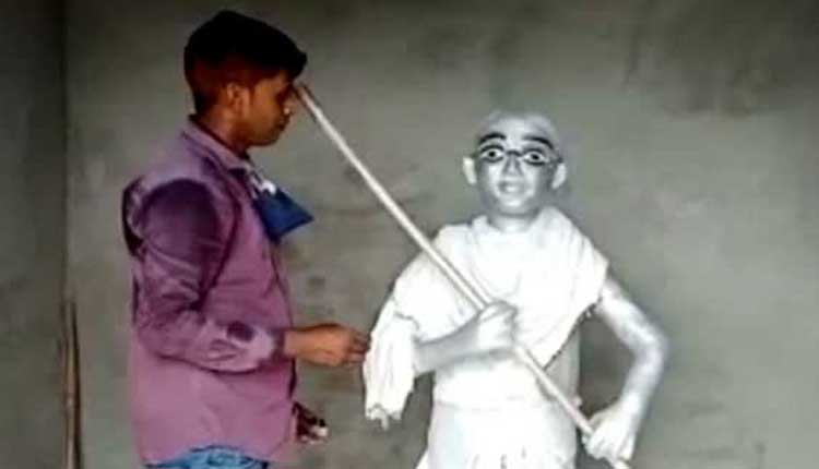 ప‌ర్యావ‌ర‌ణ హితం కోసం వ్య‌ర్థాల‌తో గాంధీజీ ప్ర‌తిమ‌