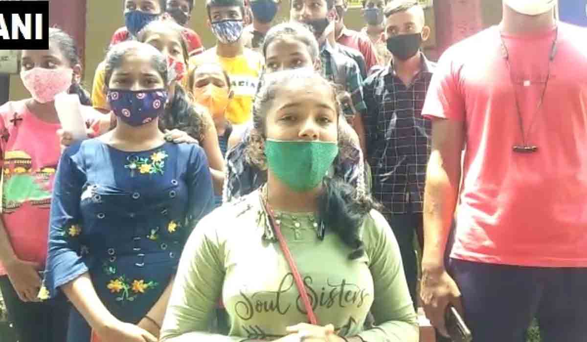 ఆన్‌లైన్ క్లాసులు.. ఇంటర్నెట్‌ కష్టాలు.. ధర్నాకు దిగిన విద్యార్థులు