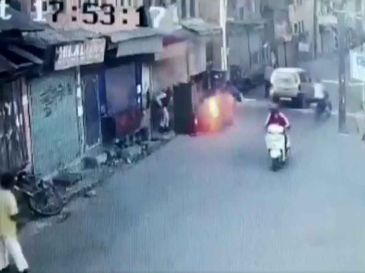 సీఆర్పీఎఫ్ సిబ్బందిపై గ్రెనేడ్ దాడి.. ముగ్గురు పౌరుల‌కు గాయాలు