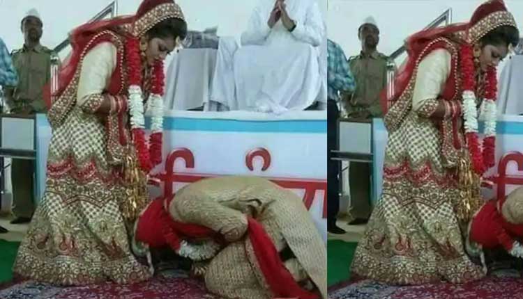 పెండ్లి వేడుకలో వధువు కాళ్లు మొక్కిన వరుడు..!