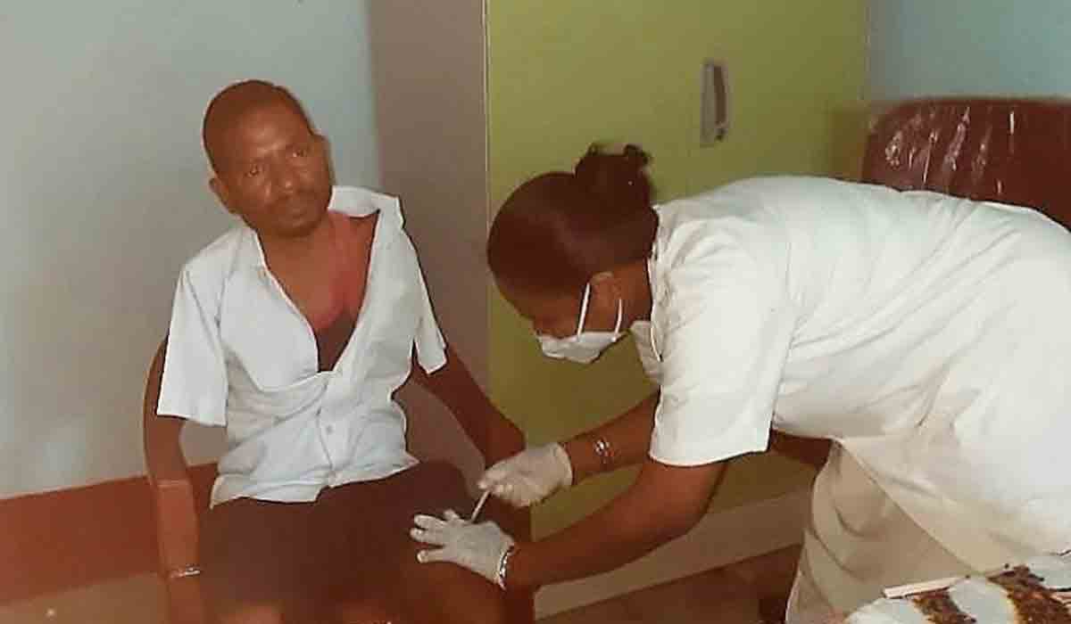 చేతులు లేక‌పోతేనేం.. స‌మాజానికి పెద్ద సందేశమే ఇచ్చాడు