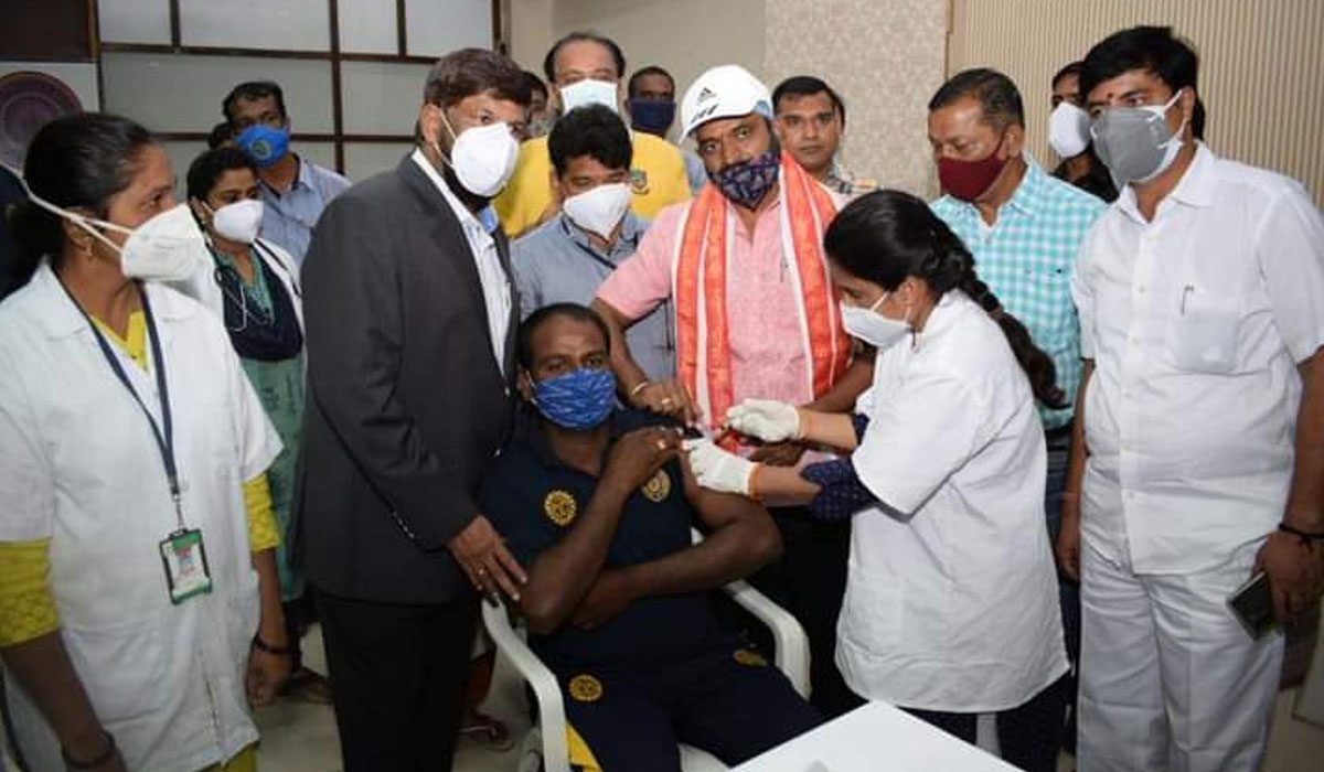 హెచ్‌సీఏ ఆధ్వ‌ర్యంలో క‌రోనా వ్యాక్సినేష‌న్ క్యాంప్