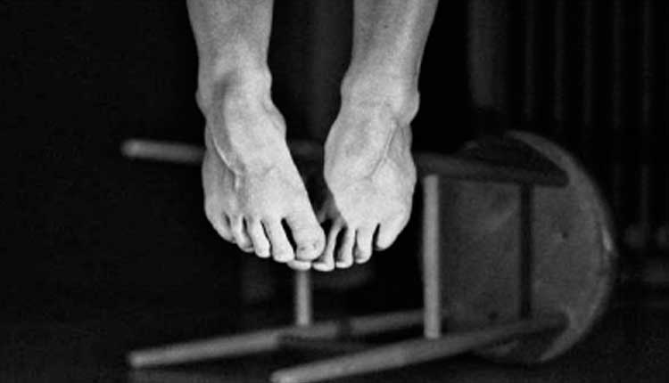 ఉరేసుకుని హెడ్ కానిస్టేబుల్ ఆత్మ‌హ‌త్య‌