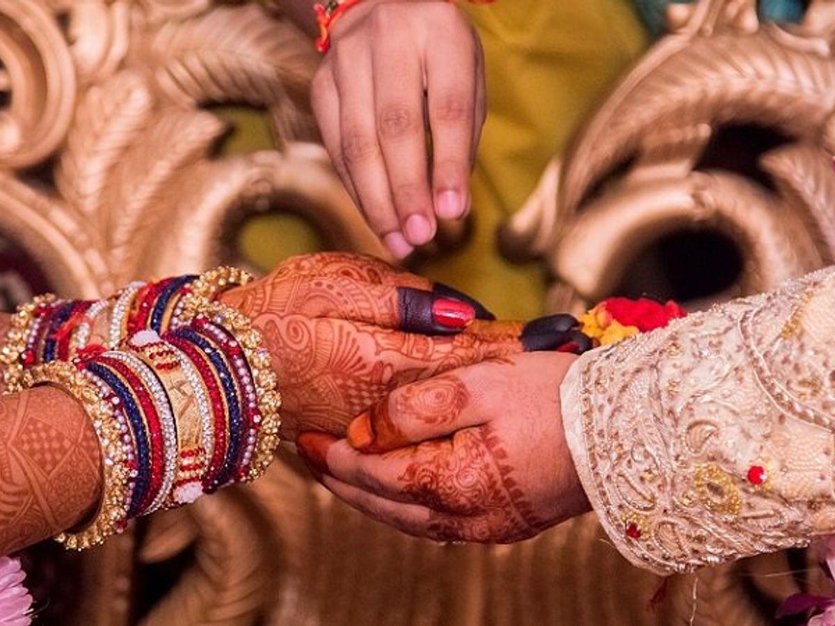 పెండ్లి వేడుక‌లో బావమరిది  చెంప చెల్లుమనిపించిన బావ.. వీడియో వైరల్‌