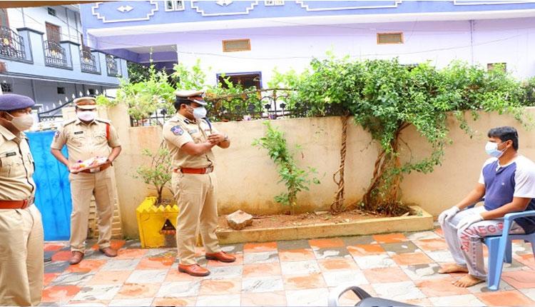 కొవిడ్ పాజిటివ్ కానిస్టేబుల్‌కు ఐజీ స్టీఫెన్ ర‌వీంద్ర ప‌రామ‌ర్శ‌