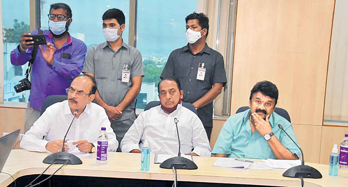 బోనాల ఏర్పాట్లపై ముగ్గురు మంత్రుల సమీక్ష