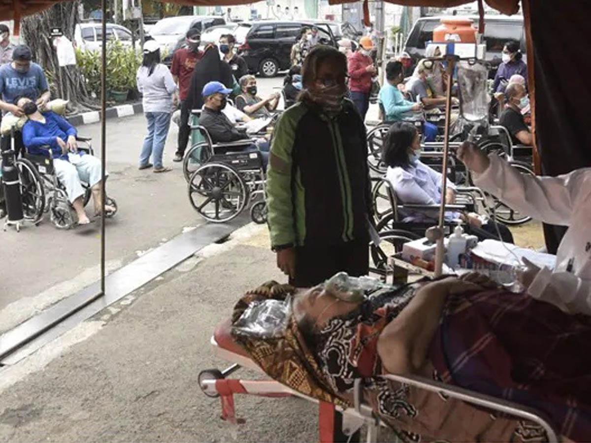 కోవిడ్ కేసుల్లో రికార్డ్‌.. ఇండోనేషియాలో ఒక్క‌రోజే 21 వేల కేసులు