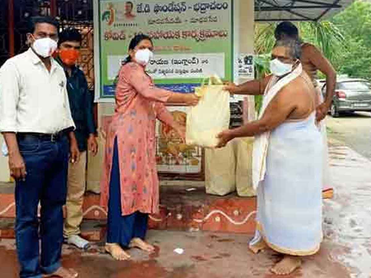 భద్రాచలంలోని ఆలయాల సిబ్బందికి నిత్యావసరాలు పంపిణీ