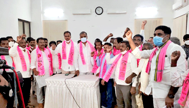 ఈటలతో ఇమడలేకే బయటికి