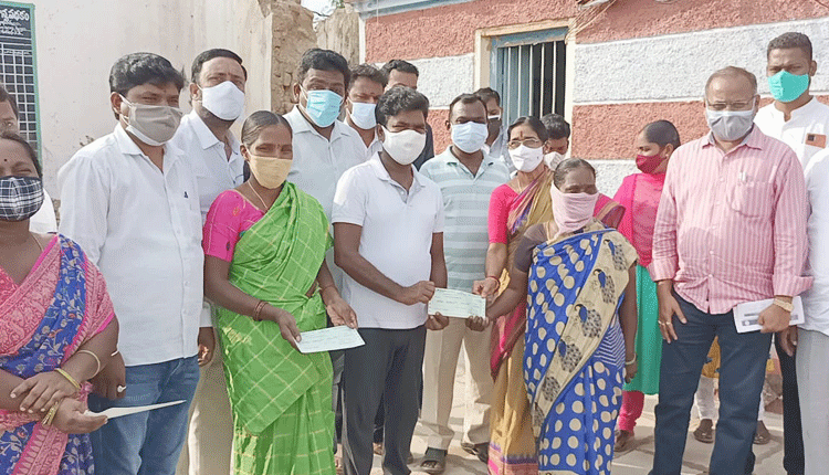 కష్టం రావద్దని కల్యాణలక్ష్మి ఇస్తున్నం