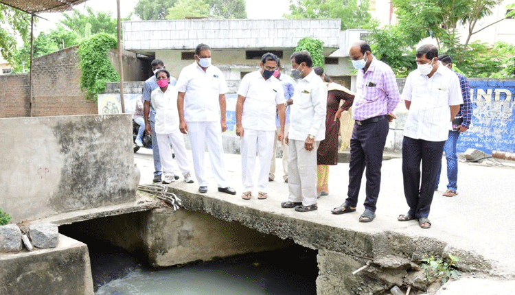 మురుగు కాలువల సమస్యలు పరిష్కరిస్తాం