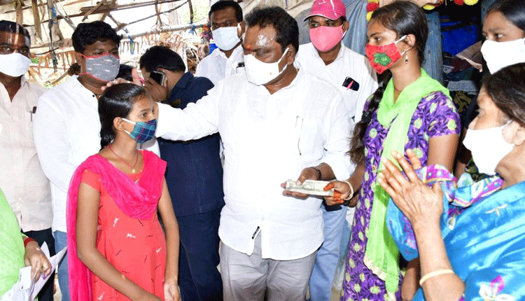 అనాథ చిన్నారులకు ఎమ్మెల్యే అండ