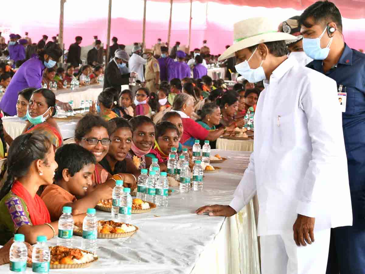 వాసాల‌మ‌ర్రిలో సీఎం కేసీఆర్ స‌హ‌పంక్తి భోజనం