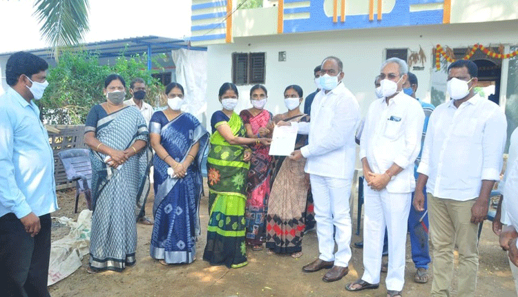 ఆపద్బాంధవుడు సీఎం కేసీఆర్‌