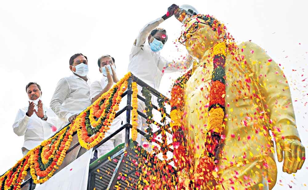 ఊరూరూ మారాలె