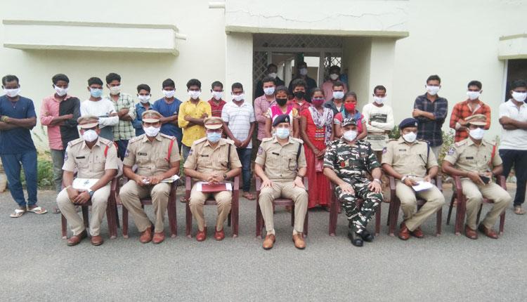 19 మంది మిలీషియా సభ్యుల లొంగుబాటు