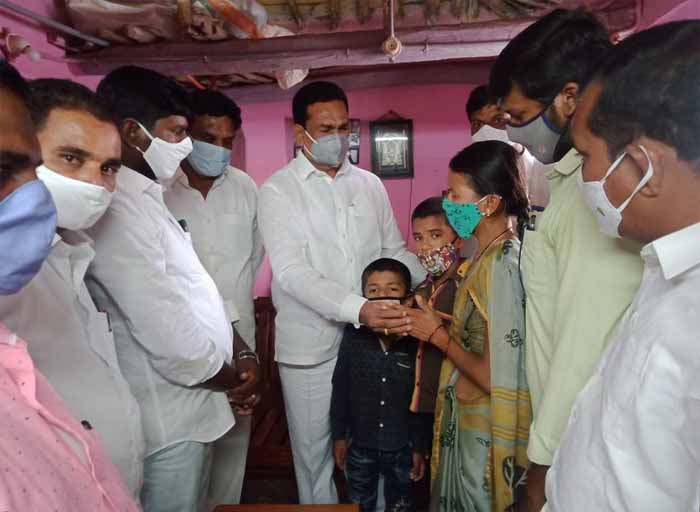 బాధిత కుటుంబాలకు పరామర్శ