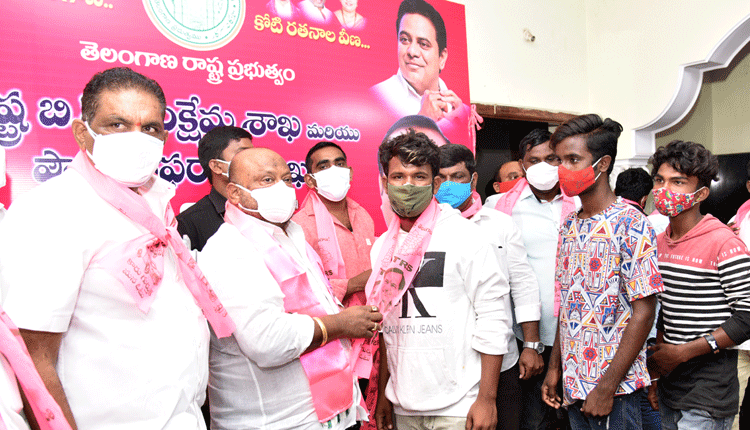 యువకులు, విద్యార్థులంటే ఈటలకు నచ్చదు