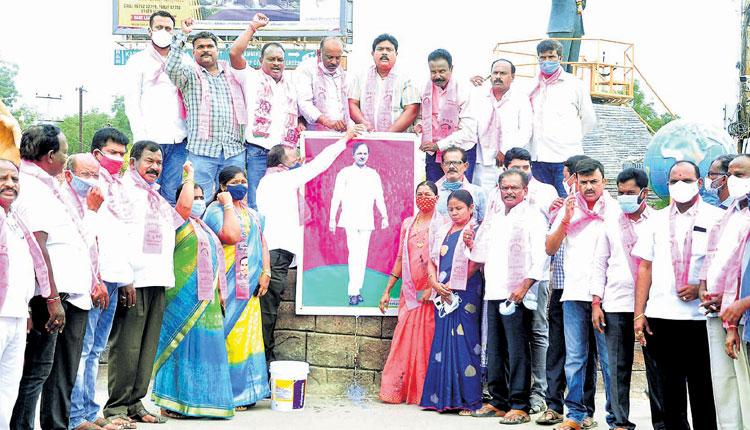 సంక్షోభంలోనూ పెట్టుబడి సాయం