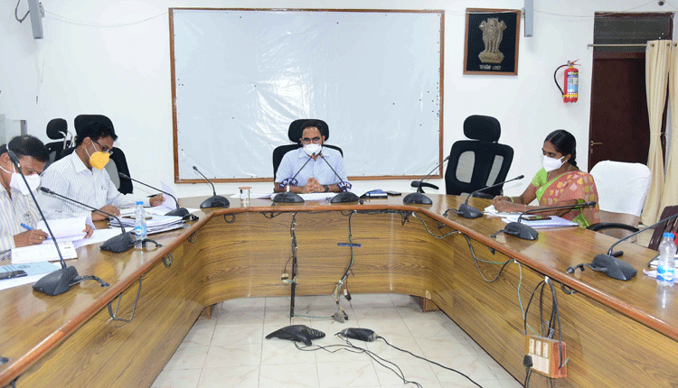 పారిశుధ్యంపై ప్రత్యేక దృష్టి సారించాలి