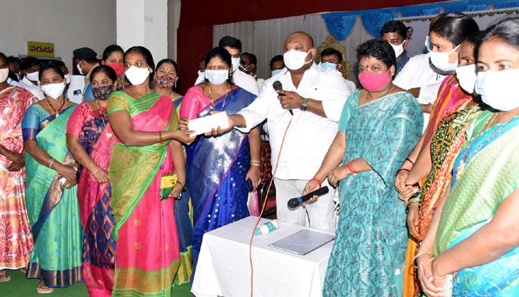 పరిగె అంటున్న వారికి ఓటుతో గుణపాఠం చెప్పాలి