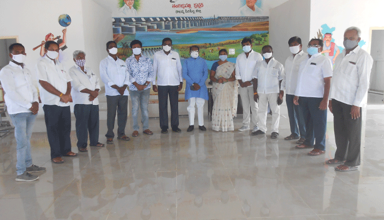 రైతు బాంధవుడు ముఖ్యమంత్రి కేసీఆర్‌