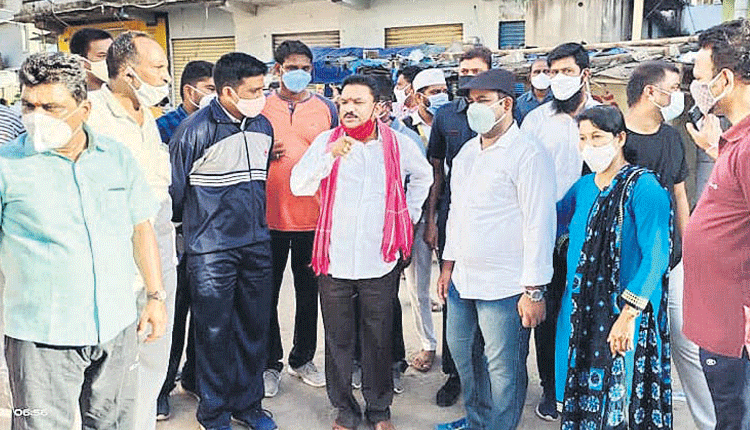 పరిసరాలను శుభ్రంగా ఉంచుకోవాలి