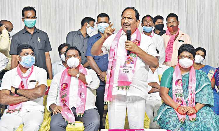 ఢిల్లీ ముందు మోకరిల్లిండు