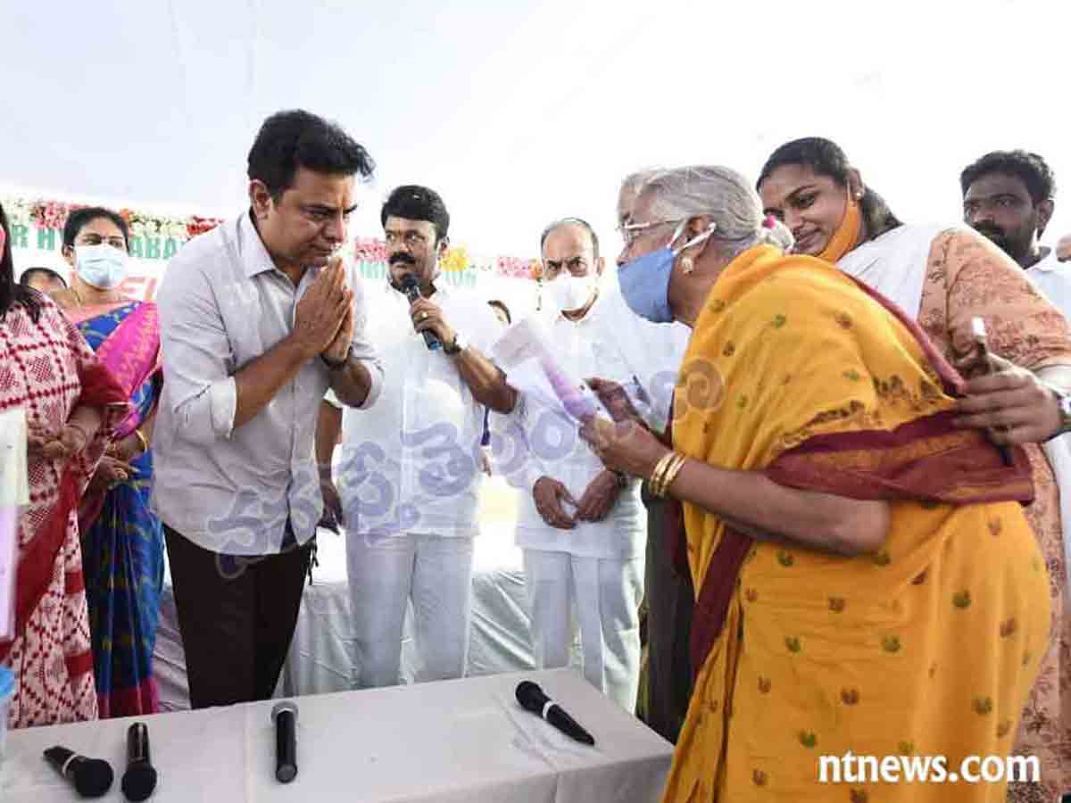 అంబేడ్క‌ర్ న‌గ‌ర్‌లో డ‌బుల్ బెడ్రూం ఇండ్లు ప్రారంభించిన కేటీఆర్‌