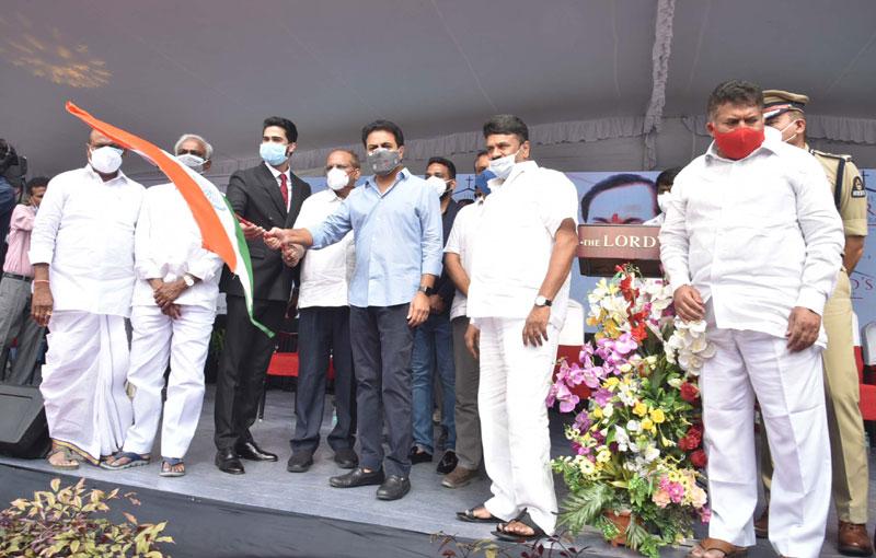 వైద్యసిబ్బంది దేవుళ్లు