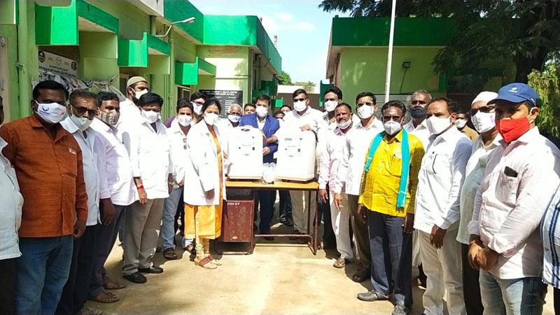 ఆక్సిజన్‌ కాన్సన్‌ట్రేటర్ల అందజేత