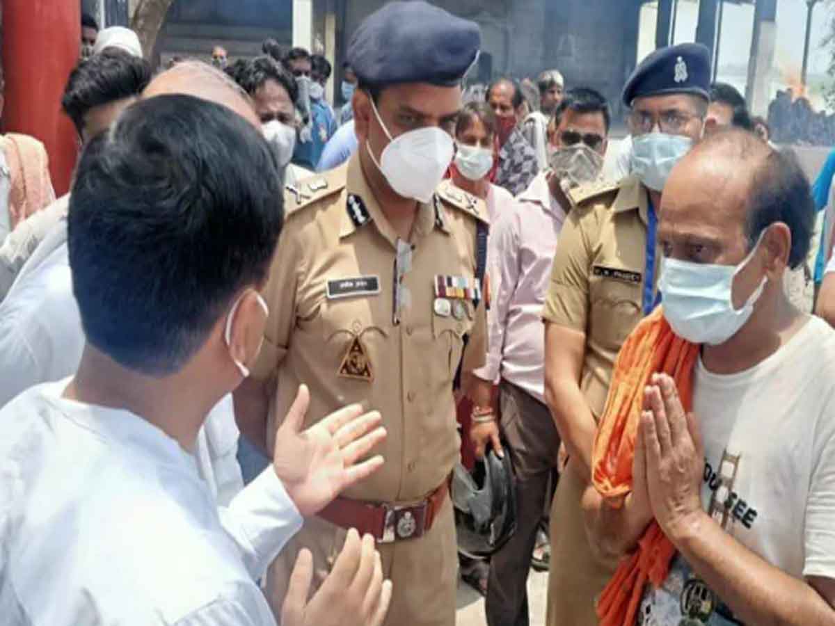 ట్రాఫిక్‌లో చిక్కుకుని మ‌ర‌ణించిన మ‌హిళ కుటుంబానికి యూపీ పోలీసుల క్ష‌మాప‌ణ‌