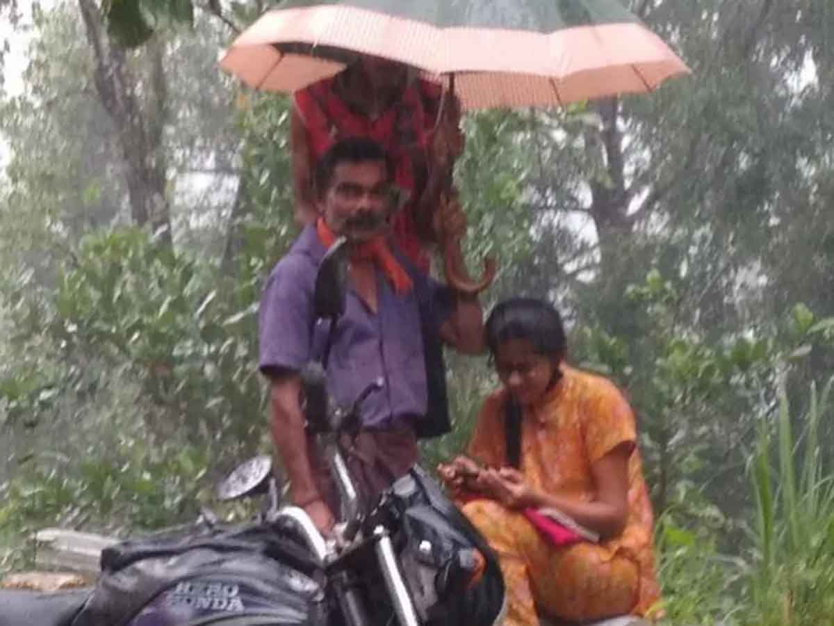 కుమార్తె ఆన్‌లైన్ క్లాస్ కోసం.. వ‌ర్షంలో గొడుగు ప‌ట్టిన‌ తండ్రి