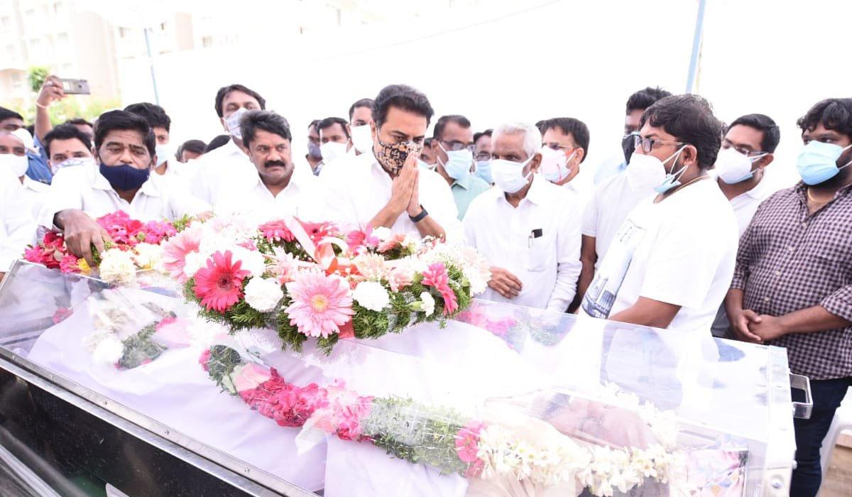 కావేటి ల‌క్ష్మీనారాయ‌ణ పార్థివ‌దేహానికి మంత్రి కేటీఆర్ నివాళులు