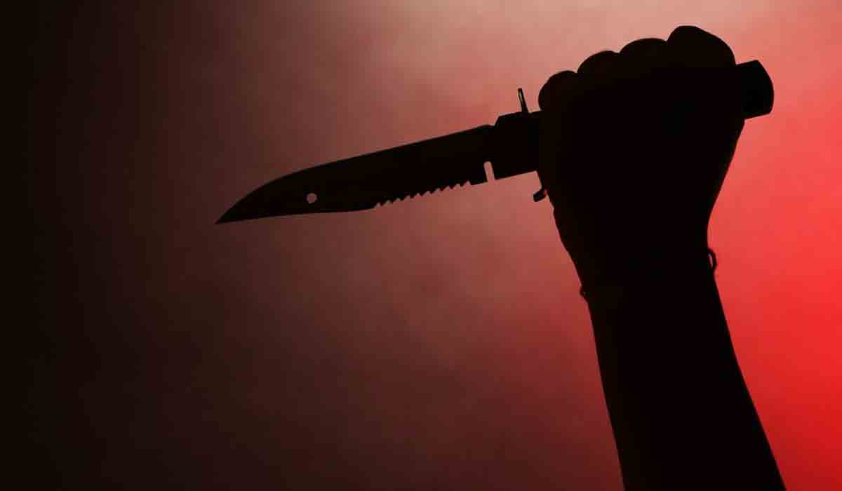 కలిసి పారిపోయేందుకు నిరాకరించిన ప్రియురాలు… కత్తితో దాడి చేసిన ప్రియుడు