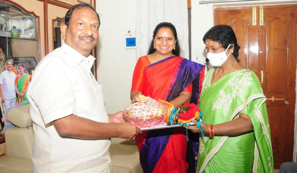 టీఆర్ఎస్ ఎమ్మెల్సీ క‌విత‌కు ఆత్మీయ కానుక‌