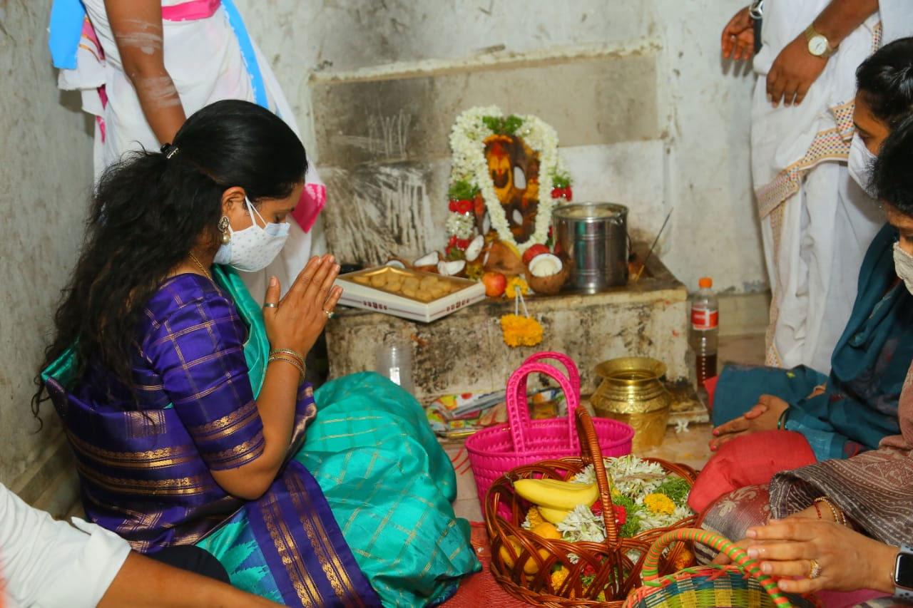 ల‌క్ష్మీ న‌ర‌సింహ‌స్వామిని ద‌ర్శించుకున్న ఎమ్మెల్సీ క‌విత‌