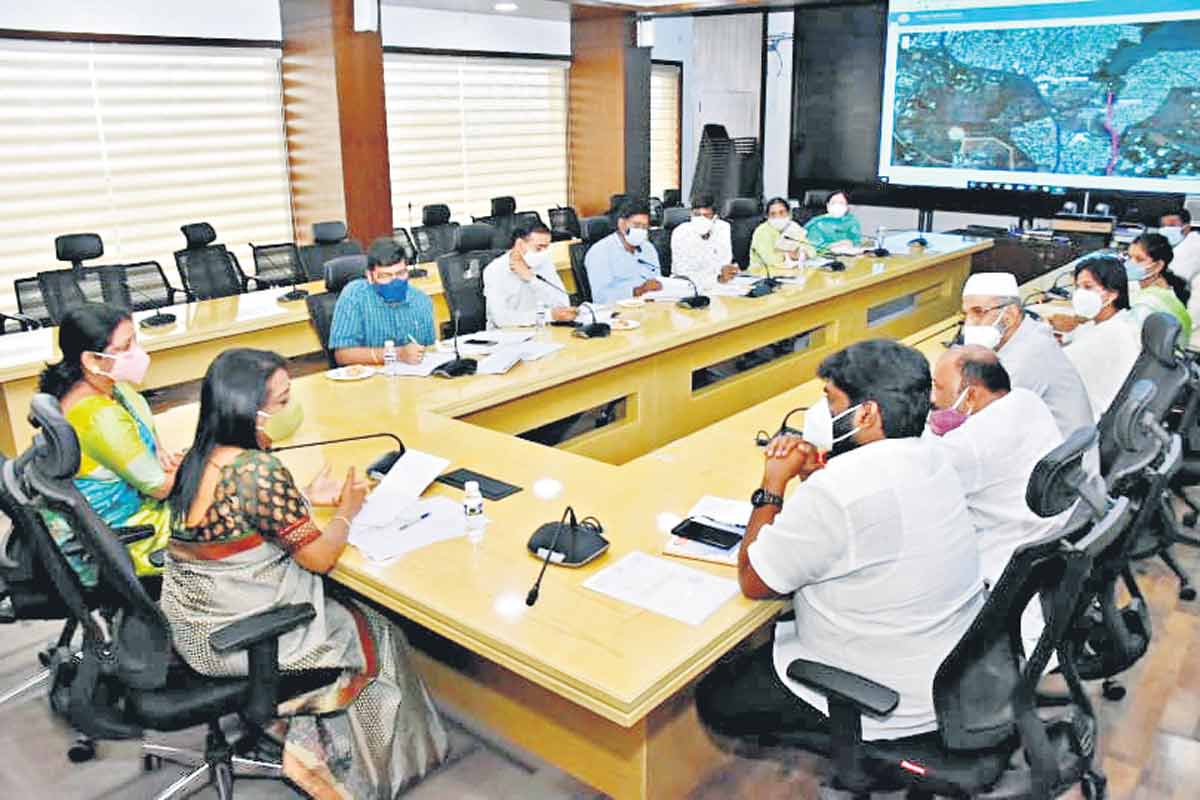 పారిశుధ్య సమస్యలపై మేయర్‌ సమీక్ష