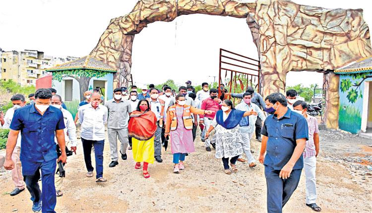 మంత్రి ఆదేశం.. మేయర్‌, అధికారుల పర్యటన