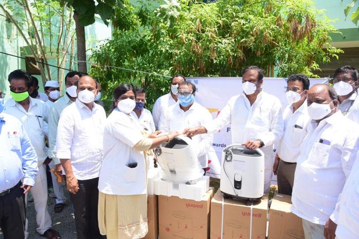 కరోనా బాధితులు మనోధైర్యంగా ఉండాలి