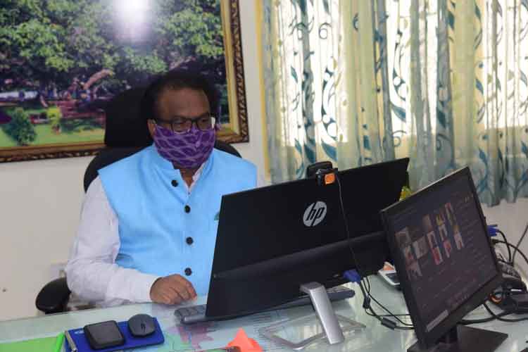 సెలవులు పెట్టకుండా బోధించాలి