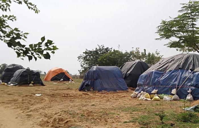 గన్నీ బ్యాగుల కొరతతో నిలిచిన ధాన్యం కొనుగోళ్లు