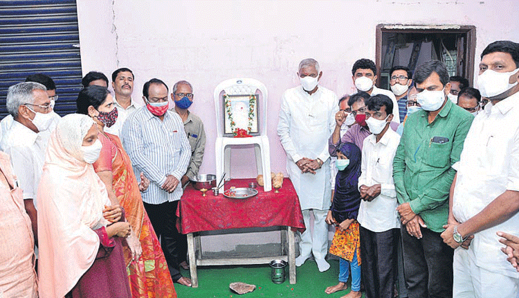 పీవీ సేవలు చిరస్మరణీయం