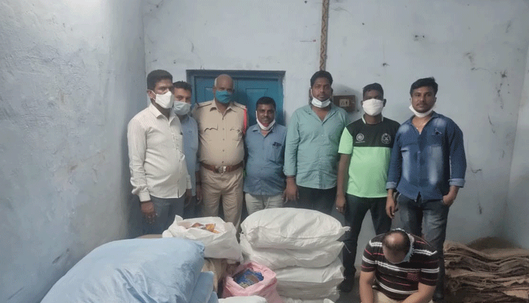 గుట్కా స్థావరాలపై టాస్క్‌ఫోర్స్‌ దాడులు