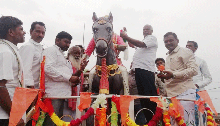 శివాజీని ఆదర్శంగా తీసుకోవాలి