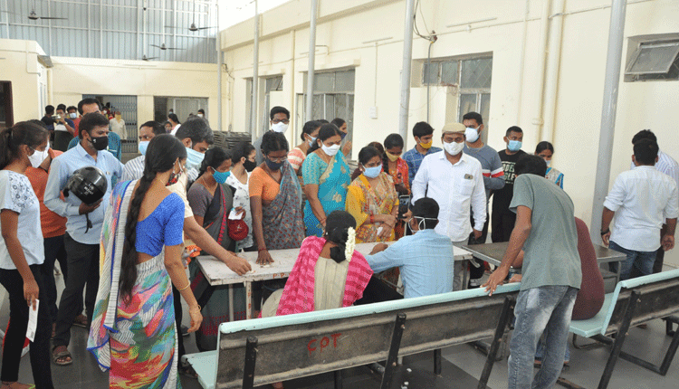 ఉపాధ్యాయులకు కొనసాగుతున్న వ్యాక్సినేషన్‌