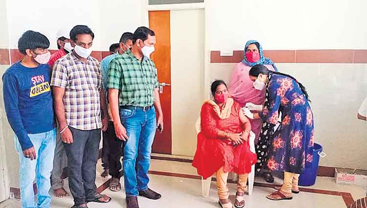 టీచర్లు టీకాలు వేసుకోవాలి