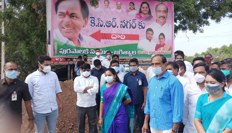 జ‌గిత్యాల‌లో డ‌బుల్ ఇండ్ల నిర్మాణాల‌ను ప‌రిశీలించిన ఎమ్మెల్సీ క‌విత