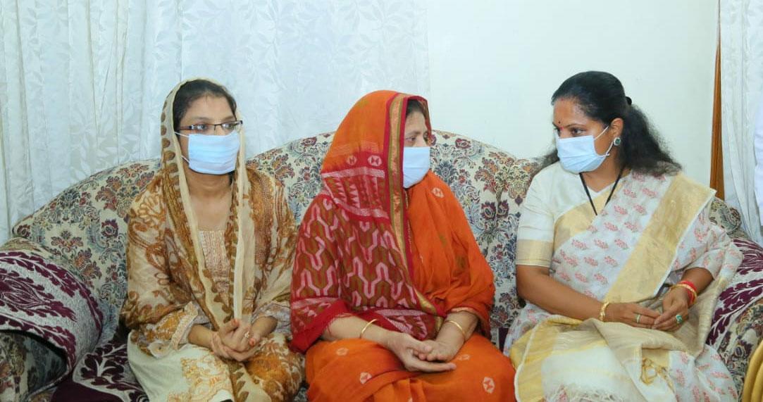 అలీం కుటుంబ స‌భ్యుల‌కు ఎమ్మెల్సీ క‌విత ప‌రామ‌ర్శ‌