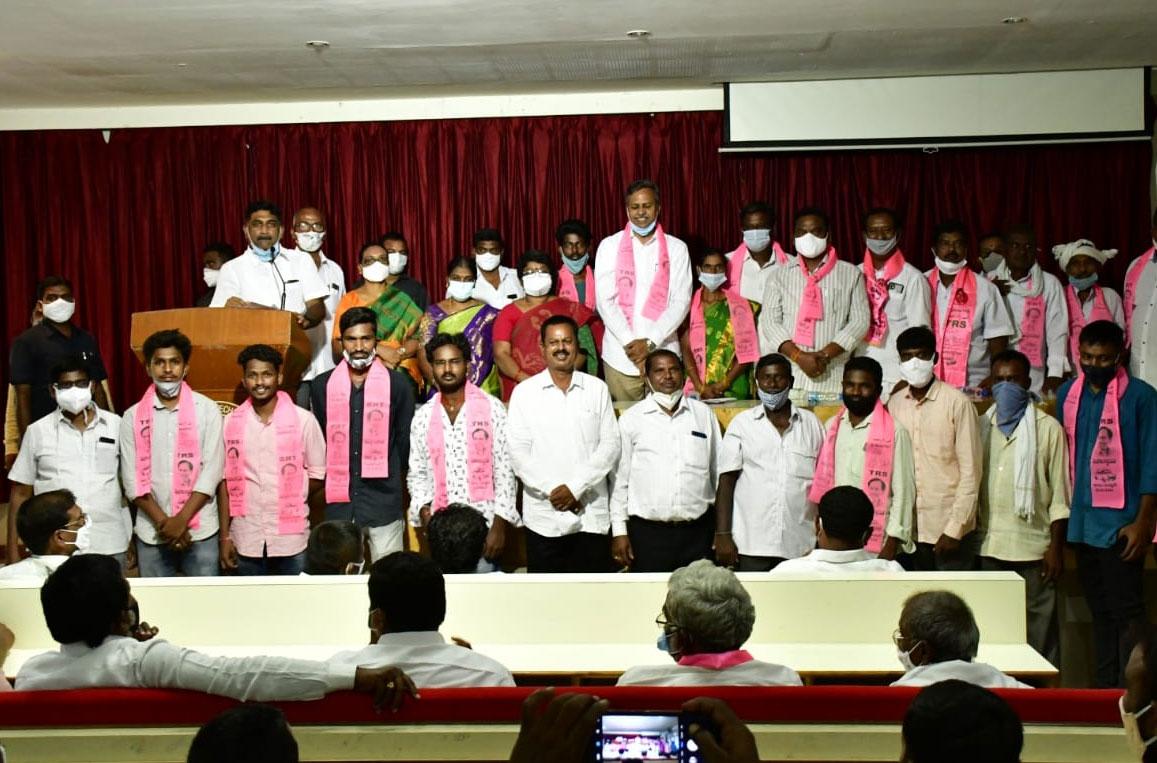 టీఆర్‌ఎస్‌లో చేరిన కాంగ్రెస్‌ ఎంపీటీసీ